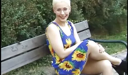 彼引っ張った彼女のパンティーアウトの彼の彼女と弄 女性 が 見る エロ 画像