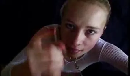 十代の若者たちは彼女のパンティーに登る 女子 動画 エロ