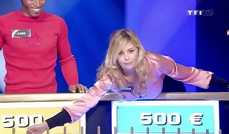 チューブを引っ張った後、パンツを下に、ロシアの女の子は猫にあります 女性 の 為 の h
