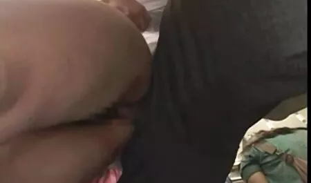 タイトなお尻を持つ裸の女の子をクソ男の群衆 女 同士 の エロ い 動画