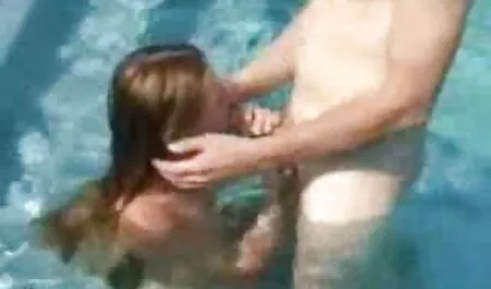 膨脹可能な男は、ベッドの上に若い女の子を保有 若い 女性 の セックス 無料 動画