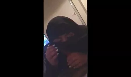 女の子吸コック、blowjob、右の混雑したビーチに面しています 女性 専用 えっち