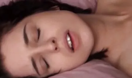 強いコックに植えられたBusty 女性 安心 エロ アニメ slut