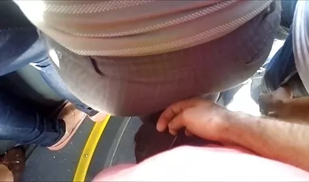 セクシーな金髪の点滅かき切り エロ 動画 女性 人気