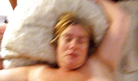 女の子は二つの穴で円と稚魚に自分自身を置きます 若い 女の子 の セックス 動画