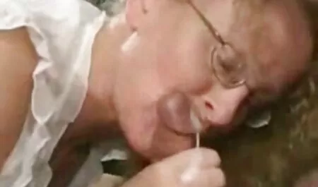 金髪に感謝した男とblowjob、弄におっぱい 安心 女性 アダルト